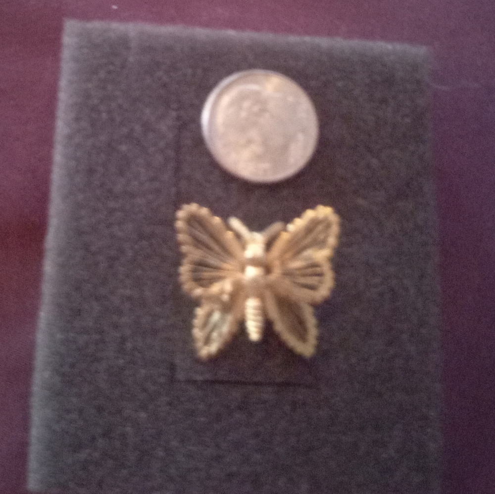 BEAUTIFUL GOLD BUTTERFLY PIN